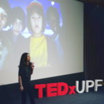 Elena durante una charla TED sobre la plataforma Netflix