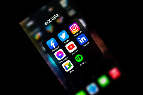 Un nuevo informe de Pew Research muestra cómo ha evolucionado desde el año pasado el consumo de noticias en las redes sociales