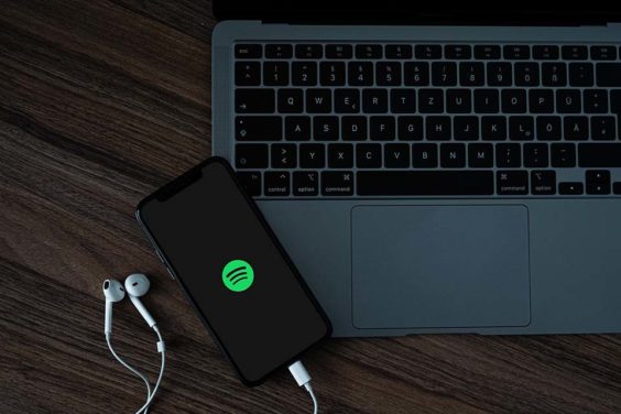 Spotify ha confirmado que está probando en su app una nueva función llamada Discover que presenta un feed vertical de vídeos musicales parecido al de TikTok