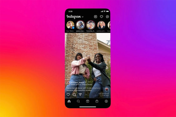 Instagram ha anunciado que comenzará a probar en su app una nueva versión de su feed a pantalla completa, similar al de TikTok